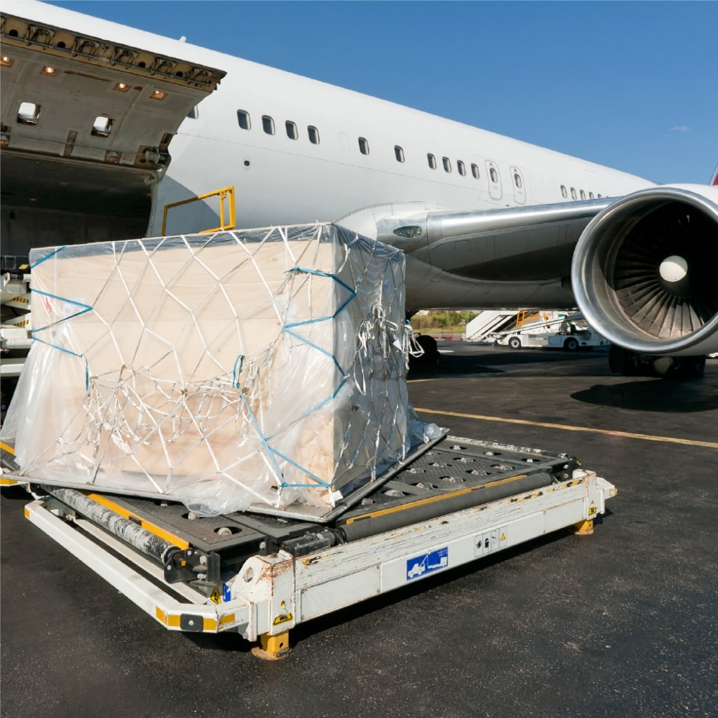 Imagem de um avião se preparando para levar voo.